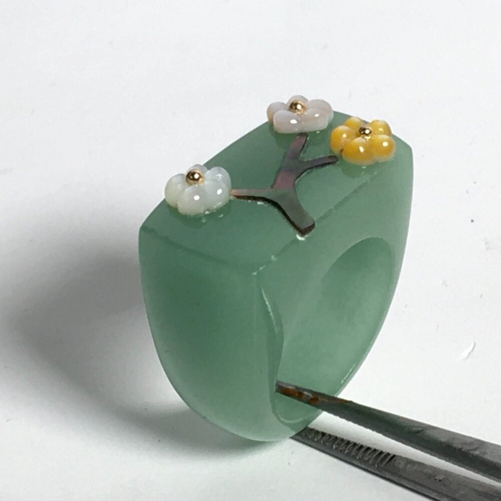 14K GEMSTONE NATURAL JADE CARVED FLOWER MOTHER PEARL RING SIZE 5.75